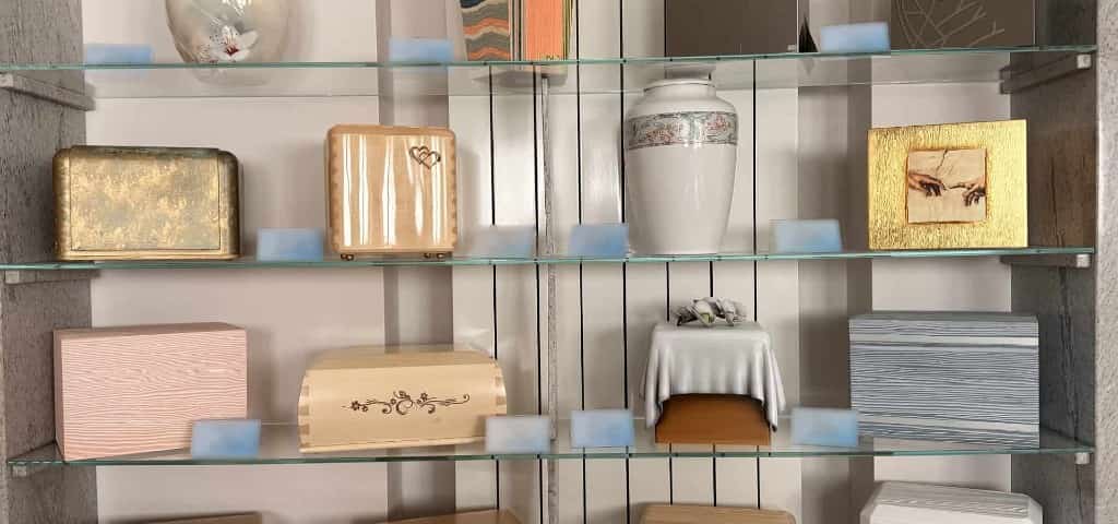 Esposizione di urne cinerarie in legno, ceramica e finiture artistiche